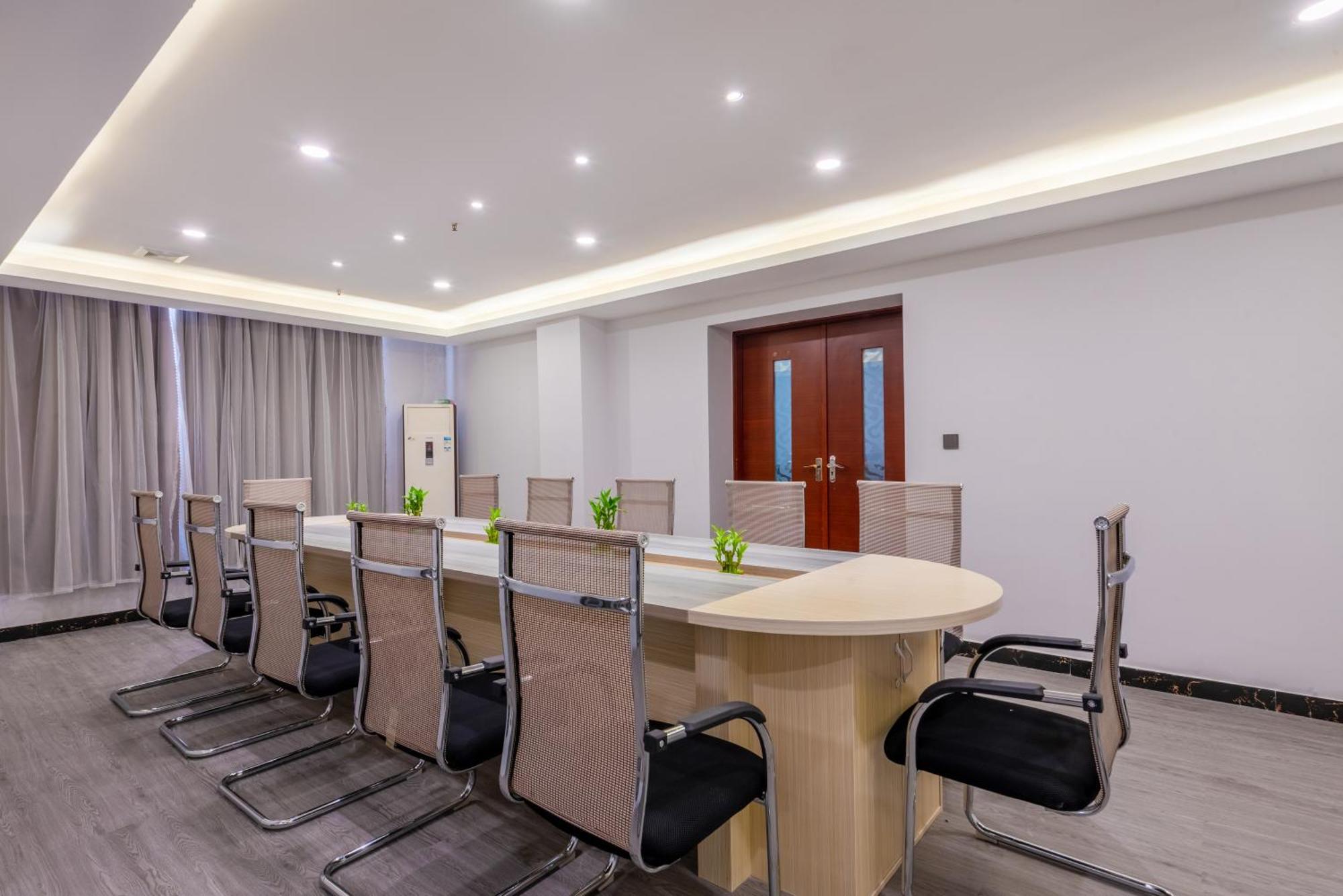 Huahang Hotel - Guangzhou Baiyun International Airport - Free Airport Shuttle Bus Екстер'єр фото